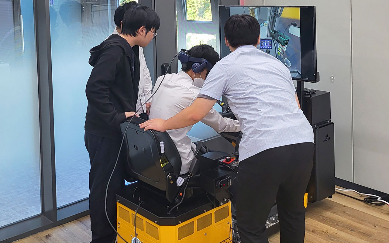 금산의 고등학교에 굴삭기 HMD 시뮬레이터 납품