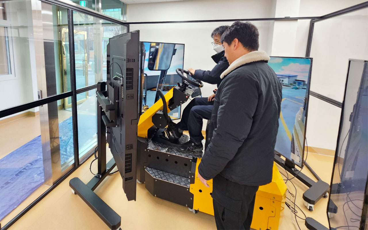 물류고등학교에 지게차 멀티모니터 시뮬레이터 납품 