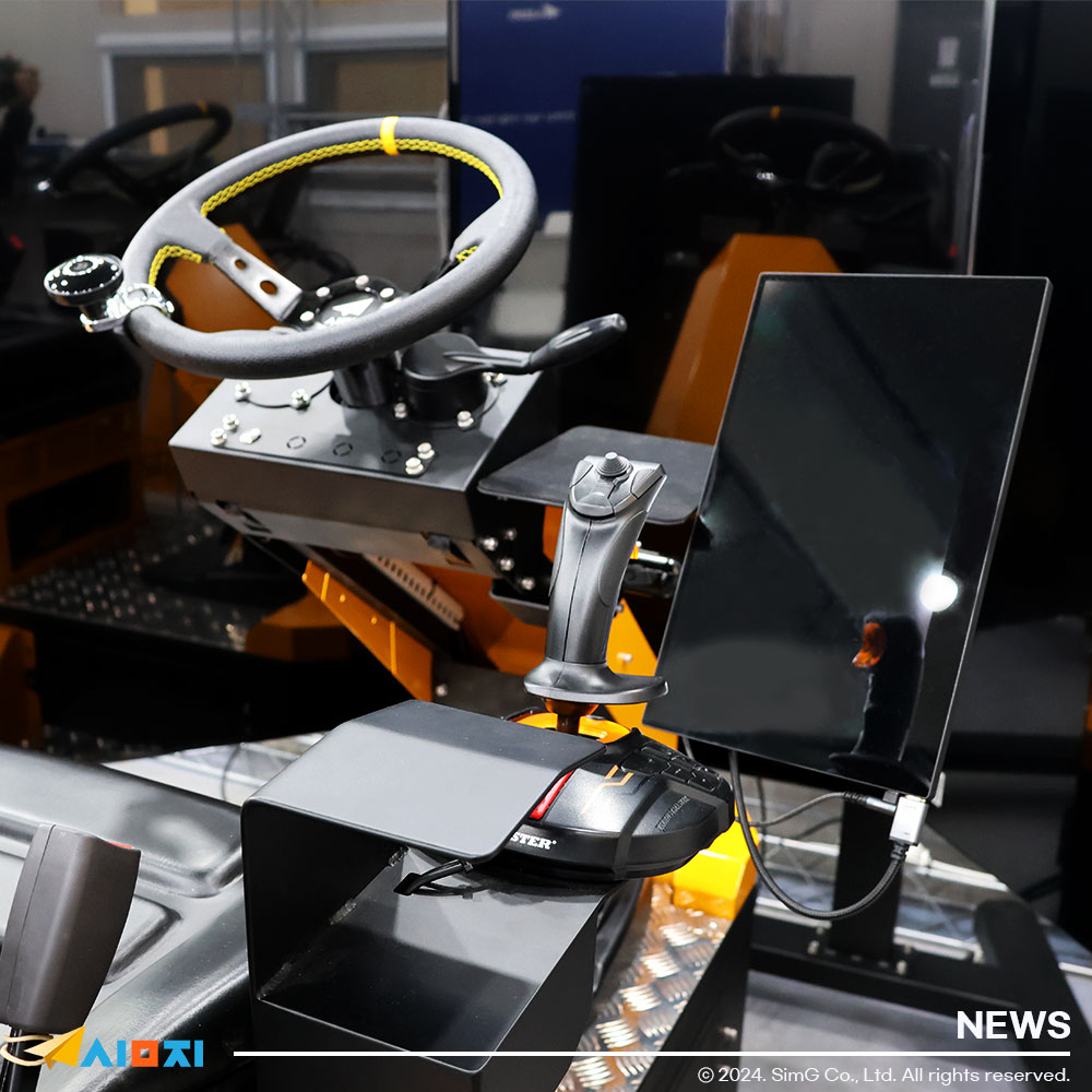 굴착기 시뮬레이터 멀티모니터형 부품 사진