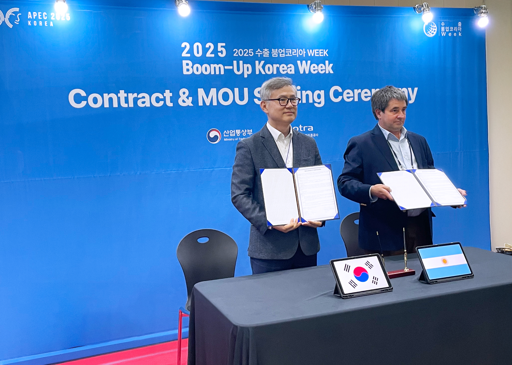 展示会で来場者がVRシミュレーターを体験している様子と、教育・産業訓練ソリューションを紹介するイメージ。